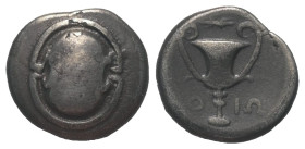 Boiotien. Boiotischer Bund.

 Hemidrachme (Silber). Ca. 275 - 250 v. Chr.
Vs: Boiotischer Schild.
Rs: Kantharos, darüber Blitzbündel.

13 mm. 2,...