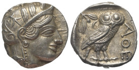Attika. Athen.

 Tetradrachme (Silber). Ca. 454 - 404 v. Chr.
Vs: Kopf der Athena mit ölzweiggeschmücktem attischem Helm, Ohranhänger und Halskette...