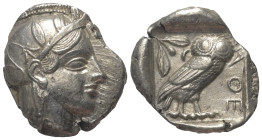 Attika. Athen.

 Tetradrachme (Silber). Ca. 454 - 404 v. Chr.
Vs: Kopf der Athena mit ölzweiggeschmücktem attischem Helm, Ohranhänger und Halskette...