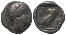 Attika. Athen.

 Tetradrachme (Silber). Ca. 454 - 404 v. Chr.
Vs: Kopf der Athena mit ölzweiggeschmücktem attischem Helm, Ohranhänger und Halskette...