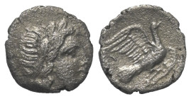 Sikyonien. Sikyon.

 Obol (Silber). Ca. 370 - 330 v. Chr.
Vs: Apollon mit Lorbeerkranz rechts.
Rs: Taube nach rechts fliegend.

11 mm. 0,84 g. ...