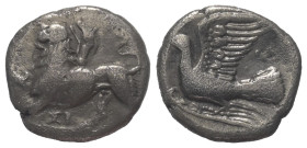 Sikyonien. Sikyon.

 Hemidrachme (Silber). Ca. 330 - 280 v. Chr.
Vs: Chimaira mit erhobener Pranke nach links stehend, darunter Sigma Iota.
Rs: Ta...