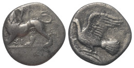 Sikyonien. Sikyon.

 Hemidrachme (Silber). Ca. 330 - 280 v. Chr.
Vs: Chimaira mit erhobener Pranke nach links stehend, darunter Sigma Iota.
Rs: Ta...