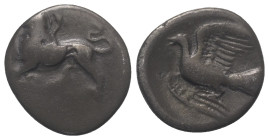 Sikyonien. Sikyon.

 Hemidrachme (Silber). Ca. 330 - 280 v. Chr.
Vs: Chimaira mit erhobener Pranke nach links stehend, darunter Sigma Iota.
Rs: Ta...