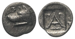 Argolis. Argos.

 Obol (Silber). Ca. 330 - 270 v. Chr.
Vs: Vorderteil eines Wolfes links.
Rs: A, darüber Pi - Rho, darunter Keule; das Ganze in dr...