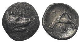 Argolis. Argos.

 Obol (Silber). Ca. 330 - 270 v. Chr.
Vs: Vorderteil eines Wolfes rechts, darüber Sigma Iota.
Rs: A, darüber N - I, darunter Schi...