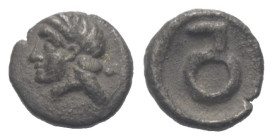 Kleinasien. Ungesicherte Münzstätten.

 Obol ? (Silber). Ca. 6. - 5. Jhdt. v. Chr.
Vs: Kopf des Apollon links.
Rs: Monogramm.

8 mm. 0,44 g. 
...