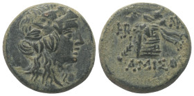 Pontos. Amisos.

 Bronze. Ca. 85 - 65 v. Chr.
Vs: Kopf des Dionysos mit Efeukranz rechts.
Rs: Cista mystica mit Pantherfell und Thyrsos, links und...