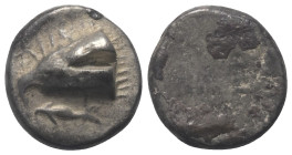 Paphlagonien. Sinope.

 Drachme. Ca. 490 - 425 v. Chr.
Vs: Kopf eines Adlers links, darunter Fisch links.
Rs: Flach.

15 mm. 5,63 g. 

HGC 7, ...