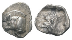 Mysien. Kyzikos.

 Obol (Silber). Ca. 525 - 475 v. Chr.
Vs: Vorderteil eines Ebers links, dahinter Thunfisch nach oben.
Rs: Löwenkopf links in ver...