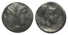 Mysien. Lampsakos.

 Diobol (Silber). Ca. 500 - 490 v. Chr.
Vs: Janusförmiger Frauenkopf.
Rs: Kopf der Athena mit korinthischem Helm links; das Ga...