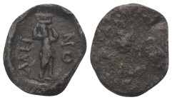 Tesserae. Römische Kaiserzeit.

 Bleitessera. 2. / 3. Jhdt. n. Chr.
Vs: MH - NO. Gestalt mit Korb auf dem Kopf frontal stehend.
Rs: Flach.

16 m...