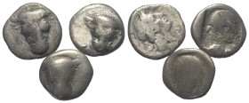 Griechische Münzen - Lots.


Phokischer Bund (Phokis).

Lot (3 Stück, Silber): Hemidrachme; ca. 4. Jhdt. v. Chr.

Sehr schön - fast sehr schön....