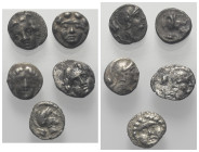 Griechische Münzen - Lots.


Selge (Pisidien).

Lot (5 Stück, Silber): Obol; ca. 4. Jhdt. v. Chr.

Sehr schön - fast sehr schön.

Verkauft wi...