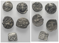 Griechische Münzen - Lots.


Unter anderem: Milet (Ionien) / Selge (Pisidien).

Lot (5 Stück, Silber): Obol; ca. 5. - 4. Jhdt. v. Chr.

Sehr sc...