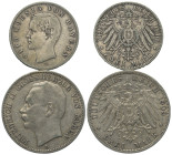 Deutschland - Lots.


Deutschland nach 1871. Kaiserreich.
Baden und Bayern.

Lot (2 Stück, Silber):
3 Mark 1909 (Friedrich II.) und 2 Mark 1900...