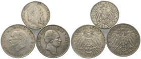 Deutschland - Lots.


Deutschland nach 1871. Kaiserreich.
Bayern und Sachsen.

Lot (3 Stück, Silber):
3 Mark 1908 (Friedrich August), 2 Mark 19...