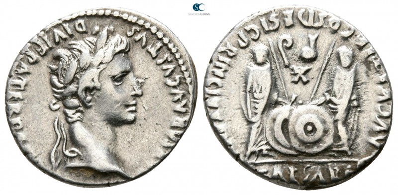 Augustus 27 BC-AD 14. Rome
Denarius AR

16mm., 3,64g.

CAESAR AVGVSTVS DIVI...