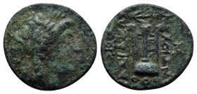 SELEUKID KINGDOM. Antiochos II Theos. Sardes. AE (16mm, 2.9 g) (261-246 BC). Obv: Laureate head of Apollo right. Rev: ΒΑΣΙΛΕΩΣ ΑΝΤΙΟΧΟΥ. Tripod; in ex...