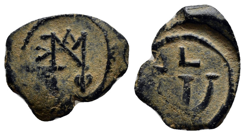 Justin II (565-578). Æ 5 Nummi (13mm, 1.9 g). Constantinople. Monogram. R/ Large...