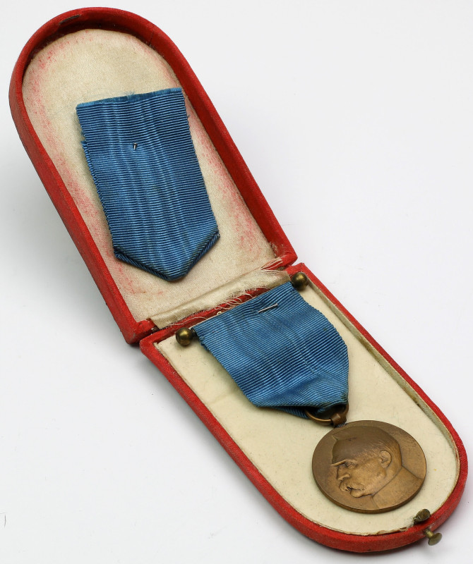 II RP, Medal X-lecia Odzyskanej Niepodległości Medal na belce, w zestawie zapaso...