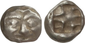 Hemidracma. 500-475 a.C. PARION. MYSIA. Anv.: Gorgona de frente. Rev.: Cuadro incuso en forma de cruz. 2,85 grs. AR. Se-3918. MBC.