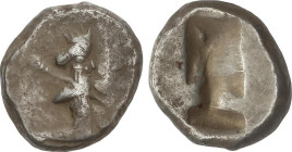 Siclo. 450-330 a.C. REYES AQUEMENIDAS. PERÍODO DE ARTAJERJES I a DARÍO III. LYDIA. Anv.: Rey barbado y arrodillado a derecha llevando lanza y arco. Re...