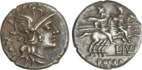 Denario. 141 a.C. JULIA. L. Julius Caesar. Anv.: Cabeza de Roma a derecha, detrás XVI. Rev.: Dióscuros a caballo a derecha, encima estrellas, debajo L...