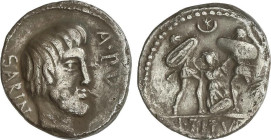 Denario. 89 a.C. TITURIA. L. Titurius L. f. Sabinus. Anv.: Cabeza del rey Tatius a derecha, delante palma y A. PV., detrás SABIN. Rev.: Tarpeia arrodi...
