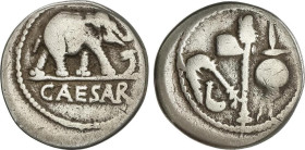 Denario. 54-51 a.C. JULIO CÉSAR. Anv.: Elefante a derecha, delante una serpiente. Rev.: Símpulo, aspersorio, hacha y apex. 3,5 grs. AR. Acuñación lige...