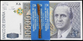 Lote 100 billetes 10.000 Pesetas. 12 Octubre 1992. Juan Carlos I. Serie 2L. Todos correlativos. Con faja original F.N.M.T. (Algunos con arruguitas). E...