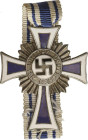 Medalla a la Madre Alemana. Categoría de plata. 16 Diciembre 1938. III REICH. ALEMANIA. AR y esmaltes. Ø 44 x 36 mm. Tipo II. Con parte de cinta origi...