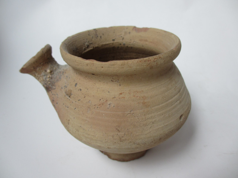 Iron Age Jug with spout, 1st millenium BC, Levant

H. 8,5 cm