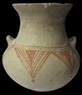 Eisenzeitlicher Zweihenkeltopf aus beiger Terrakotta mit braunem Dekor in Form von Dreiecken. Ein Teil des Mundes fehlt und retuschiert
