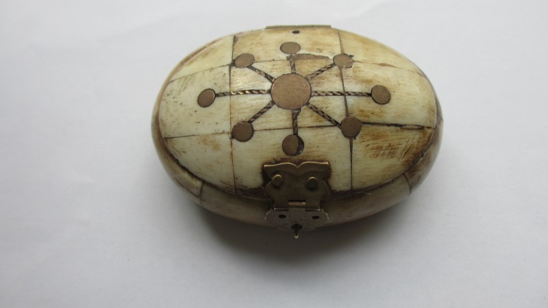 Wooden Box, Lebanon

L. 8 cm