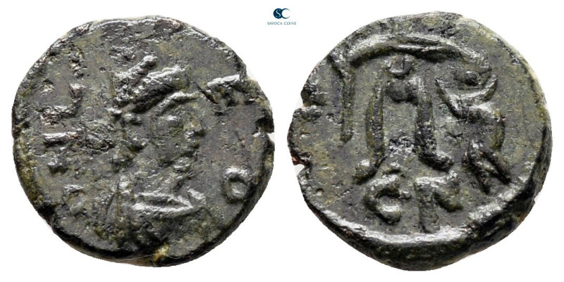 Leo I AD 457-474. Constantinople
Nummus Æ

11 mm, 1,12 g

D N LEO, pearl-di...
