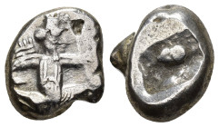 GRECIA ANTIGUA. PERSIA. Reyes aqueménidas (Darío I - Jerjes II). Shekel (485-420 a.C.). Sardes. A/ Rey arrodillado a der. con arco y lanza. R/ Rectáng...