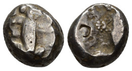 GRECIA ANTIGUA. PERSIA. Reyes aqueménidas (Darío I - Jerjes II). Shekel (485-420 a.C.). Sardes. A/ Rey arrodillado a der. con arco y lanza. R/ Rectáng...