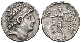 GRECIA ANTIGUA. REINO SELÉUCIDA. ANTÍOCO VIII. Tetradracma. Ptolemais Ake (121-113 a.C.). A/ Cabeza diademada a der. R/ Zeus Uranio a izq., delante mo...