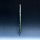 ARQUEOLOGÍA. PRÓXIMO ORIENTE. Luristán. Punta de lanza con nervio central y pátina verde (ss. IX-VI a.C.). Bronce. Longitud 43 cm.