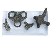 ARQUEOLOGÍA. ROMA. Imperio Romano. Lote de 4 objetos: una palomita, una gallina, un lobo y cabeza con tres asas (ss. I-IV d.C.). Bronce. Entre 5 y 2 c...