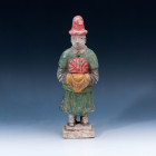 ARQUEOLOGÍA. CHINA. Dinastía Ming. Figura de cortejo sobre base (1368-1644 d.C.). Terracota vidriada. Altura 25,5 cm.