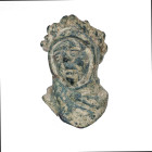 ARQUEOLOGÍA. EDAD MODERNA. Busto femenino con tocado medieval (ss. XVI-XVIII). Bronce. Longitud 4,3 cm.