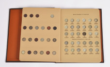 Australien, Sammlung von 43 Three Pence und 33 Six Pence Stücken aus der Zeit von 1910-1963, zusammengefasst in einem Album der World Coin Library, Lo...