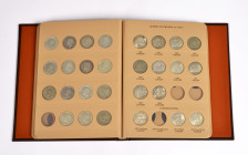 Australien, Sammlung von Florin Stücken in einem Album. Enthalten sind Prägungen von 1921-1963. Außerdem: Crown 1937 und 1938. (K/M 34). 35 Stück. Seh...