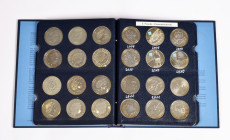 Großbritannien, Elisabeth II. 1952-2022, Sammlung "Silver Commemorative 5 Pounds" Stücke aus der Zeit von 1990-2012, zusammengefasst in einem Album. D...