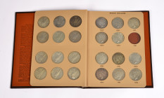 Vereinigte Staaten von Amerika, Sammlung von 23 "Peace Dollars" aus der Zeit von 1921-1935, zusammengefasst in einem Album der World Coin Library, Los...