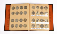 Vereinigte Staaten von Amerika, Sammlung von allen 52 "Modern Commemorative Half Silver Dollars" aus der Zeit von 1982-2019, zusammengefasst in einem ...