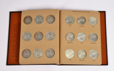 Vereinigte Staaten von Amerika, Sammlung von 22 "American Eagle Silver Dollars" aus der Zeit von 1986-2006, zusammengefasst in einem Album der World C...