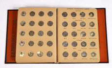 Vereinigte Staaten von Amerika, Sammlung von allen 120 "Statehood Commemorative Quarters" aus der Zeit von 2004-2008, zusammengefasst in einem Album d...
